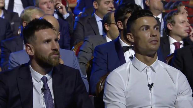 Messi và Ronaldo hóa đá trước bài phát biểu đặc biệt của Cantona