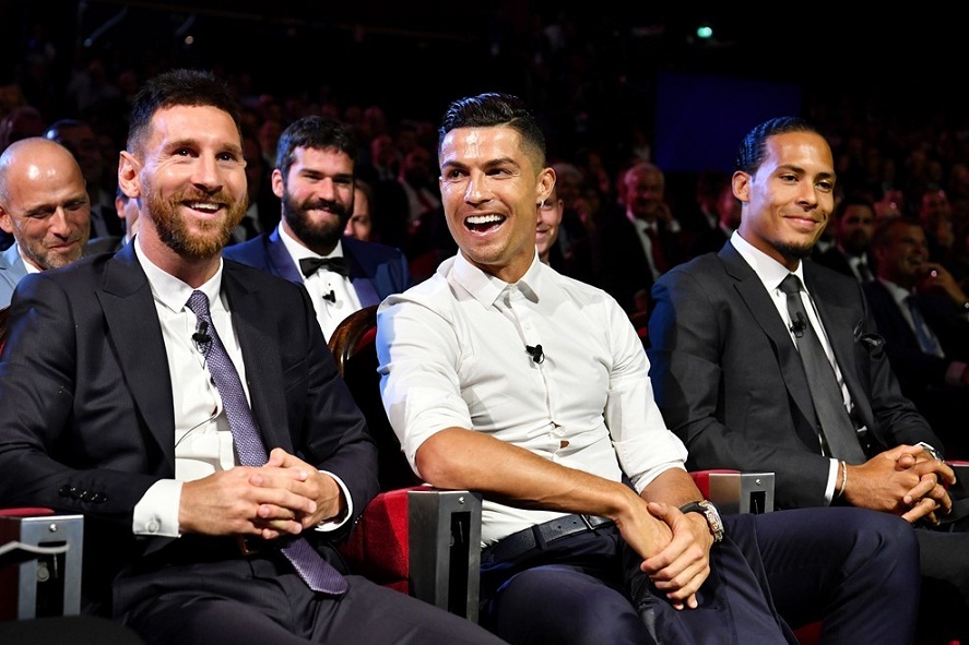 Messi và Ronaldo nói gì với nhau trong lễ trao giải của UEFA?