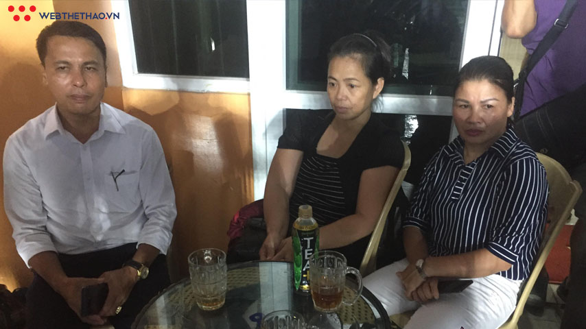 Đội mưa xem ĐT Việt Nam tập luyện, bố mẹ Quang Hải không gặp được con