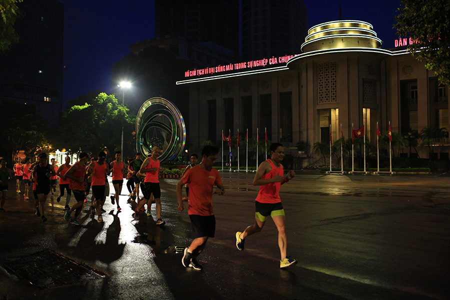 Cung đường chạy đẹp độc lạ của VPBank Hanoi Marathon 2019 mờ ảo trong đêm