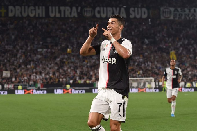 Ronaldo bắt chước VAR khi ăn mừng bàn thắng cho Juventus