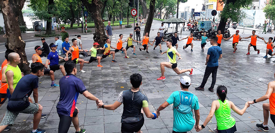 Chuyên gia ngoại cao trên 2m huấn luyện chạy đường dài tại VPBank Hanoi Marathon