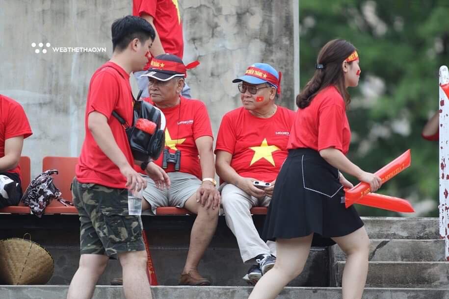 CĐV Việt Nam và Thái Lan “náo loạn” SVĐ Thammasat