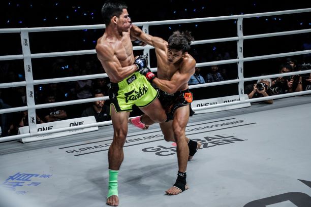Nguyễn Trần Duy Nhất hạ Knockout Azwan Che Wil tại ONE Championship Việt Nam 2019