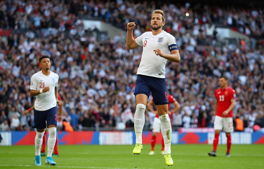 Kane tự hào vượt qua huyền thoại Hurst với hat-trick cho tuyển Anh