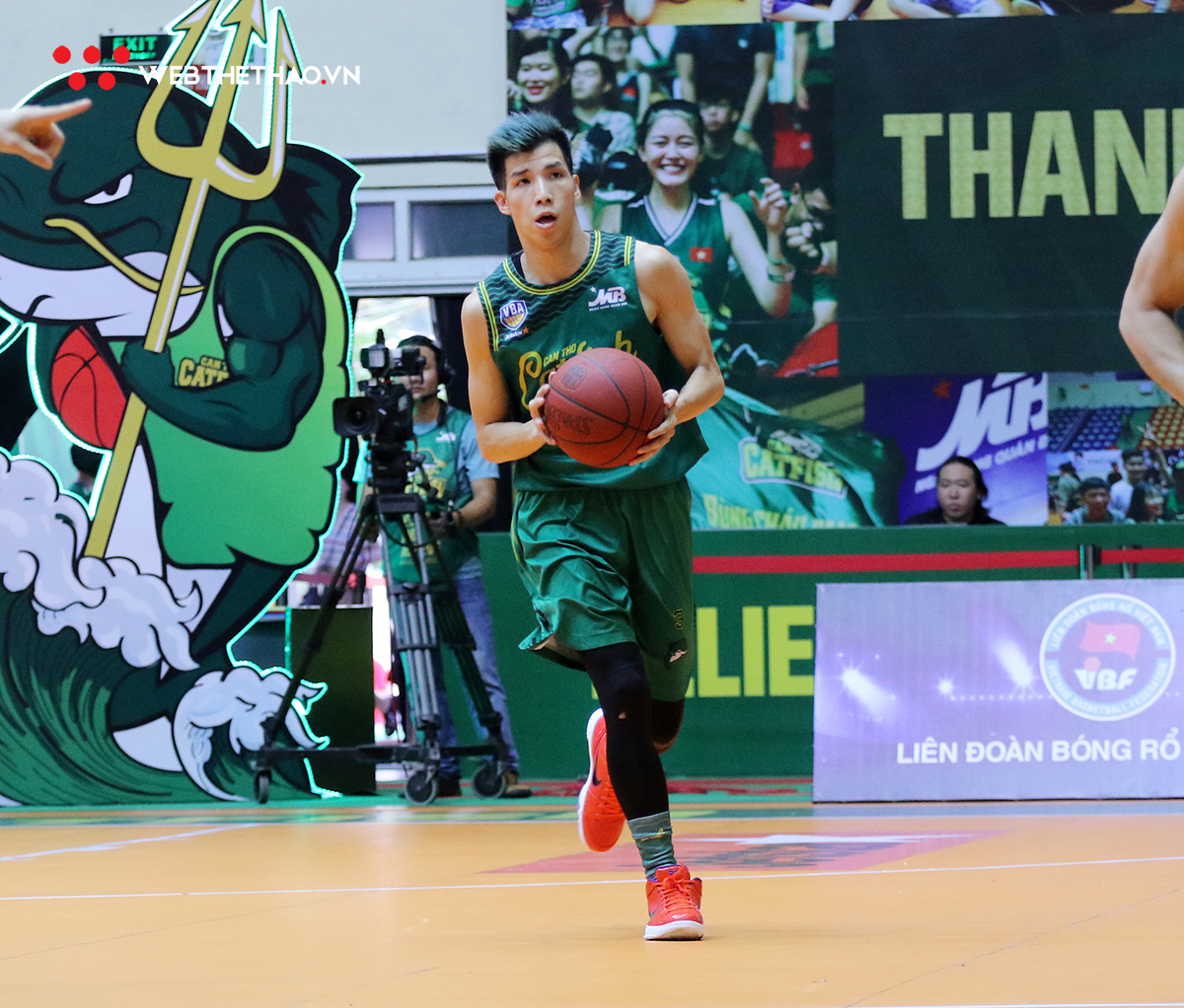 Nguyễn Phú Hoàng chào VBA Finals 2019 với cực phẩm UNDEFEATED Nike Kobe IV Protro