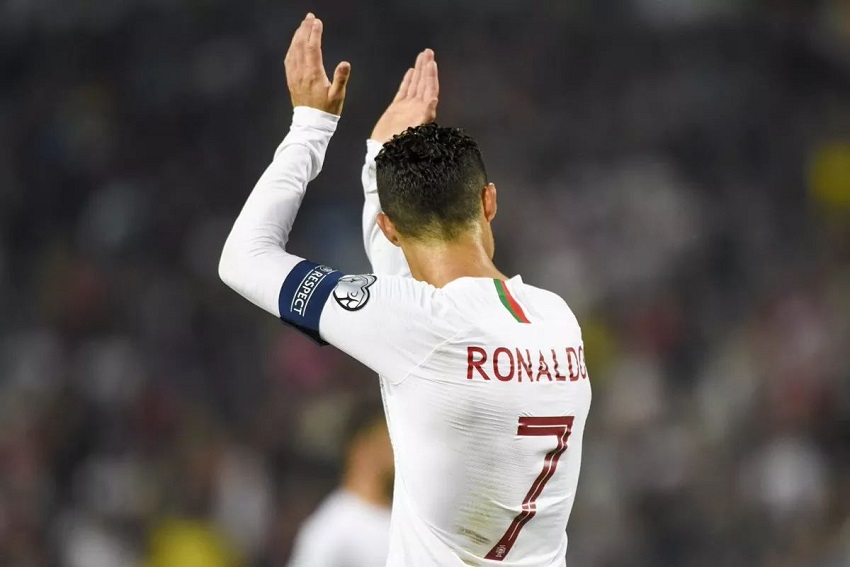 Ronaldo lập poker cho Bồ Đào Nha và đi vào lịch sử Euro