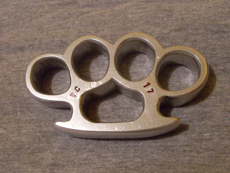 Nắm đấm gấu (brass knuckles) - Món vũ khí nổi tiếng trong các bộ phim