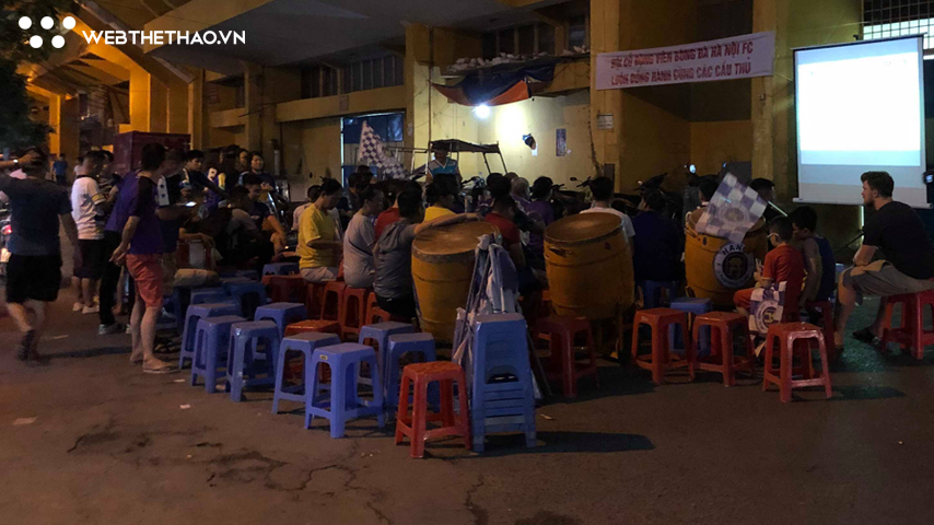 CĐV Hà Nội tập trung trước cửa sân Hàng Đẫy, tiếp lửa cho đội nhà