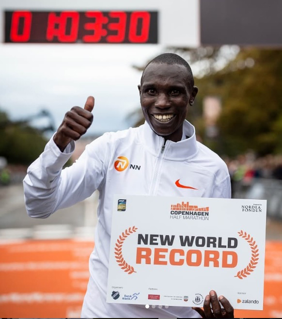 Đồng hương Eliud Kipchoge phá sâu kỷ lục thế giới bán marathon ở Đan Mạch