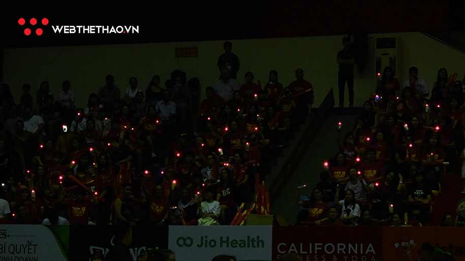 Ngả mũ trước chiêu “phủ đỏ” siêu sáng tạo của CĐV Saigon Heat tại VBA Finals