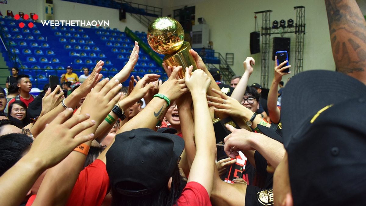 Ngả mũ trước chiêu “phủ đỏ” siêu sáng tạo của CĐV Saigon Heat tại VBA Finals