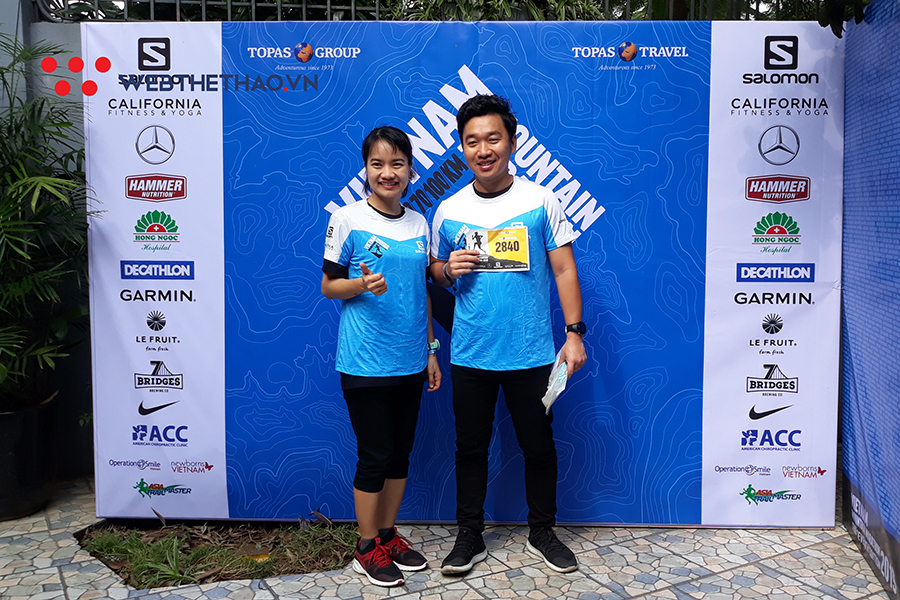 Những vận động viên đầu tiên chạm tay vào racekit Vietnam Mountain Marathon 2019