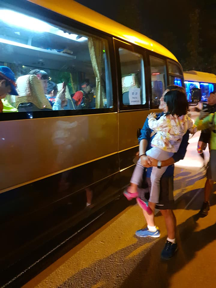 Vietnam Mountain Marathon 2019 khai màn trong đêm mưa, VĐV “cúng face” cầu may mắn