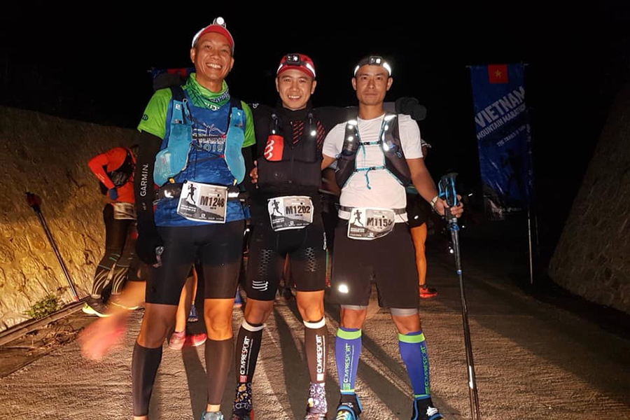 Vietnam Mountain Marathon 2019 khai màn trong đêm mưa, VĐV “cúng face” cầu may mắn