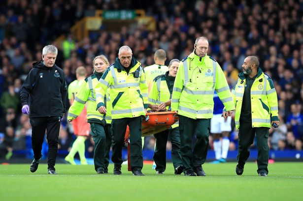Walcott nhập viện sau cú sút sấm sét ở trận Man City vs Everton