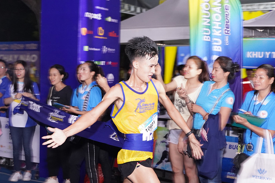 Bảo Thanh, Tuấn Tú khuấy động Revive Marathon Xuyên Việt trong tiết thu Hà Nội