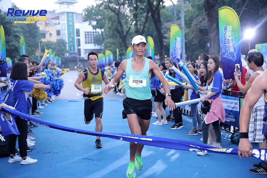 Hai nhà vô địch 21km Revive Marathon Xuyên Việt bị “chiếm sóng” khi về đích