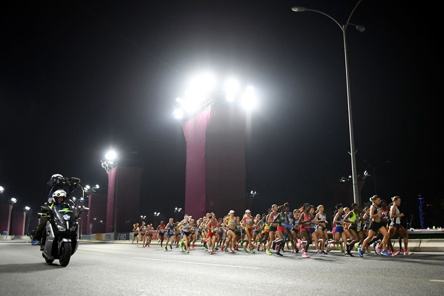 “Nhiệt độ nước sôi” ở Qatar hạ gục gần một nửa VĐV dự marathon giải VĐTG
