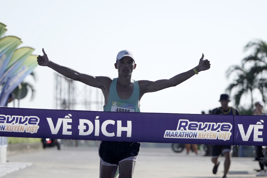 Chạy theo “hứng” nhưng Hữu Vi vẫn chinh phục 21km Revive Marathon Xuyên Việt Quảng Bình