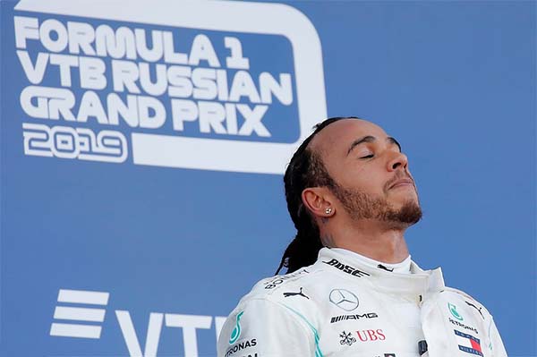 Lewis Hamilton vô địch Grand Prix Nga, Ferrari lại xung đột nội bộ