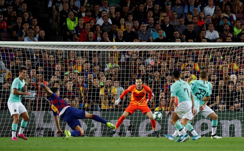 Messi và Suarez kết nối ma thuật để ghi bàn quyết định cho Barca
