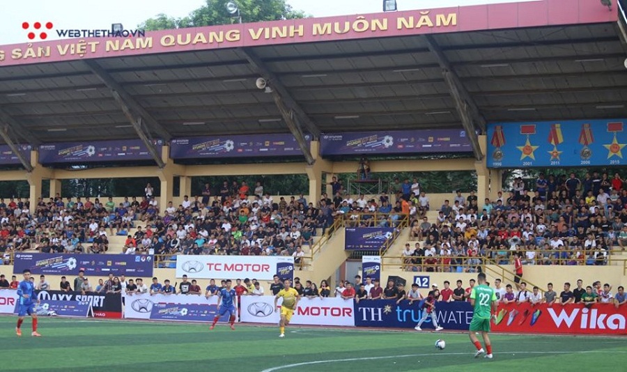 CĐV phủ kín sân tại giải bóng đá phong trào bậc nhất Hà Nội