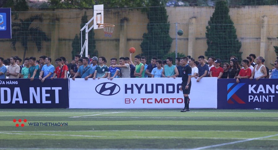 CĐV phủ kín sân tại giải bóng đá phong trào bậc nhất Hà Nội