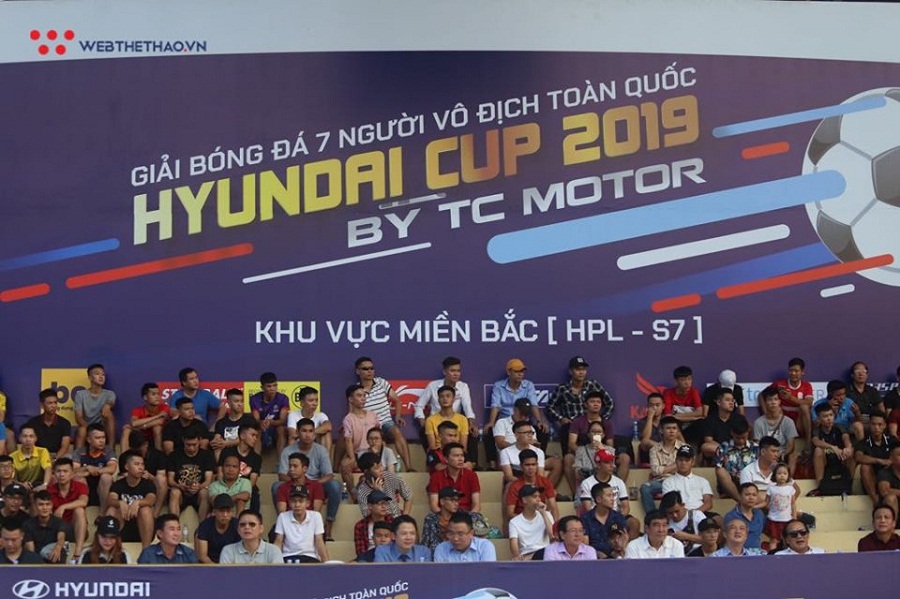 CĐV phủ kín sân tại giải bóng đá phong trào bậc nhất Hà Nội