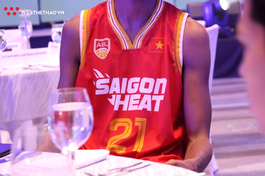 Ấn tượng hình ảnh Christien Charles trong mẫu áo mới của Saigon Heat
