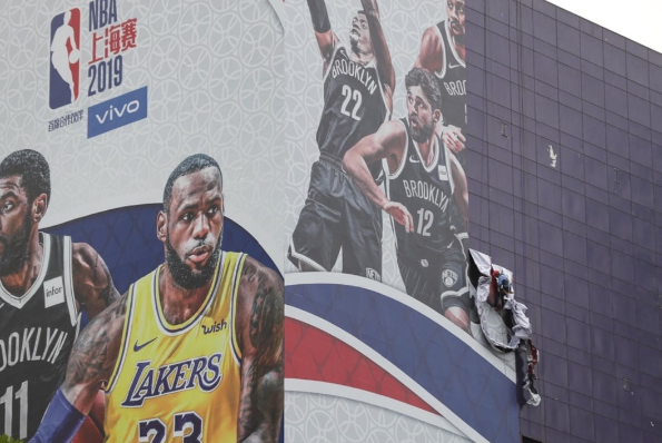 Banner trận đấu giữa Nets và Lakers đã bị tháo dỡ hoàn toàn