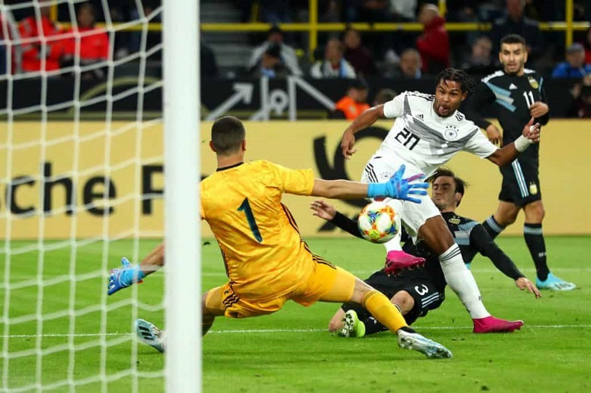 Gnabry khiến Arsenal thêm sầu khi đạt mốc ghi bàn nhanh nhất ĐT Đức