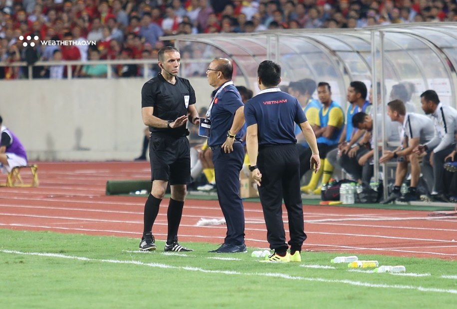 Chùm ảnh: HLV Park Hang-seo liên tục phản ứng trọng tài trong trận gặp Malaysia