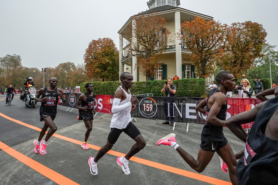 Soi bên trong cực phẩm giày giúp Eliud Kipchoge phá cột mốc marathon 2 giờ