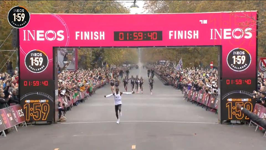 Eliud Kipchoge phá sâu mục tiêu Thử thách chạy marathon dưới 2 giờ