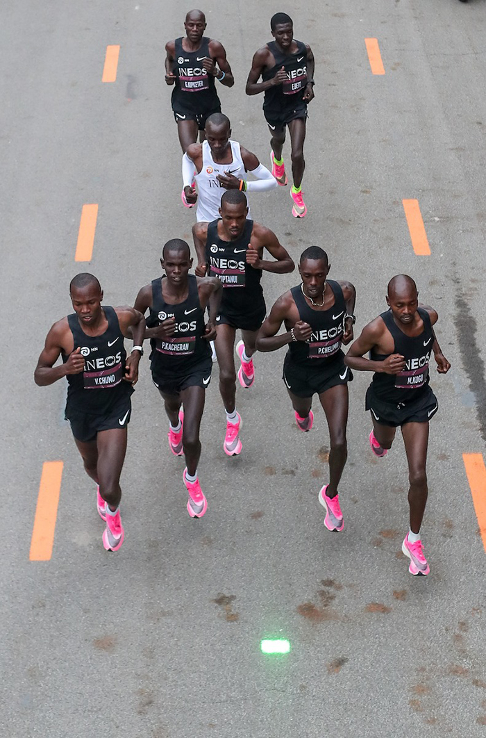 Chùm ảnh siêu ấn tượng Eliud Kipchoge chinh phục Thử thách chạy marathon dưới 2 giờ