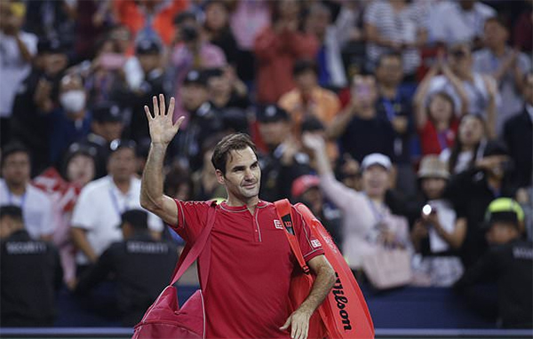 Federer cũng bị thế hệ mới loại khỏi Shanghai Masters như Djokovic