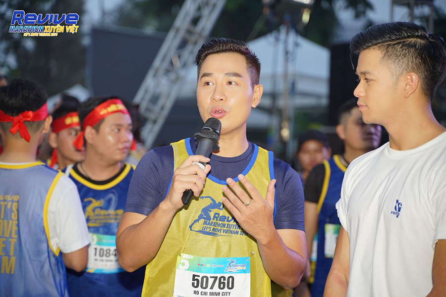 Minh Hằng thử thách 5km với dàn trai 6 múi tại Revive Marathon Xuyên Việt