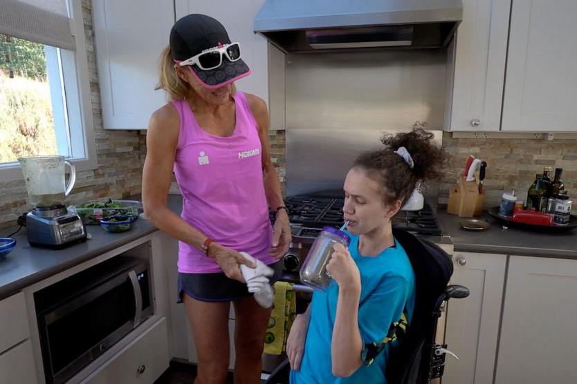 “Người mẹ sắt” hoàn thành Ironman 140.6 cùng con gái bị liệt
