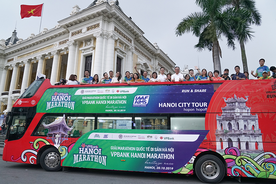 VPBank Hanoi Marathon 2019 họp báo trên xe buýt hai tầng độc đáo