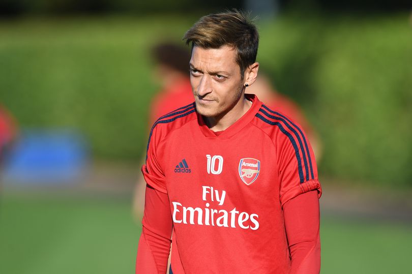 Mesut Ozil vẫn kiếm số tiền khổng lồ từ Arsenal dù không chơi