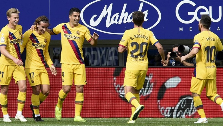 Suarez cân bằng thành tích ghi bàn của huyền thoại Barca