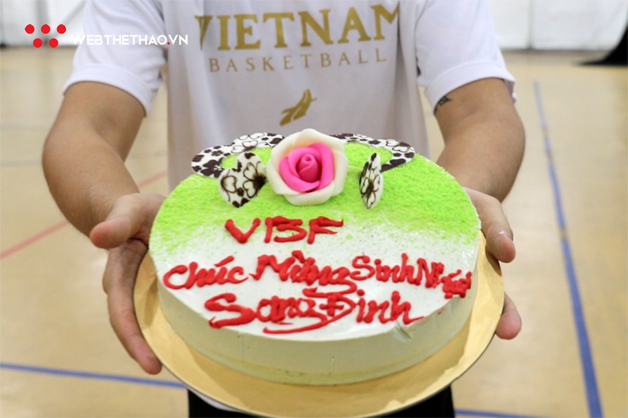 Sang Đinh suýt hứng trọn bánh kem ngày sinh nhật cùng đội tuyển Việt Nam