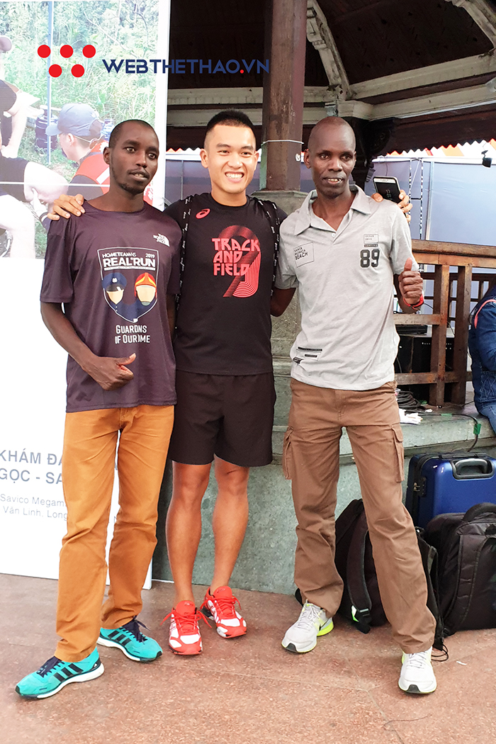 Hai elite Kenya được săn đón ngay khi tới lấy racekit VPBank Hanoi Marathon 2019