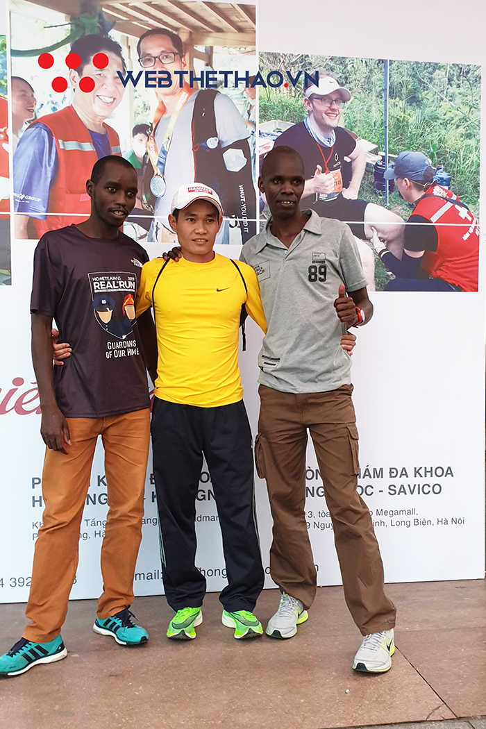 Hai elite Kenya được săn đón ngay khi tới lấy racekit VPBank Hanoi Marathon 2019