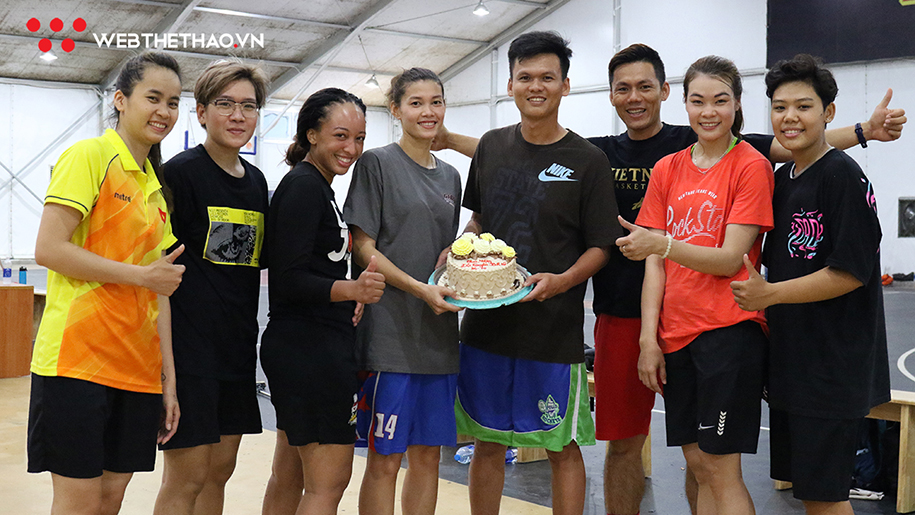 Ấm lòng chị em đội tuyển bóng rổ nữ Việt Nam với món quà 20/10 đầy ý nghĩa