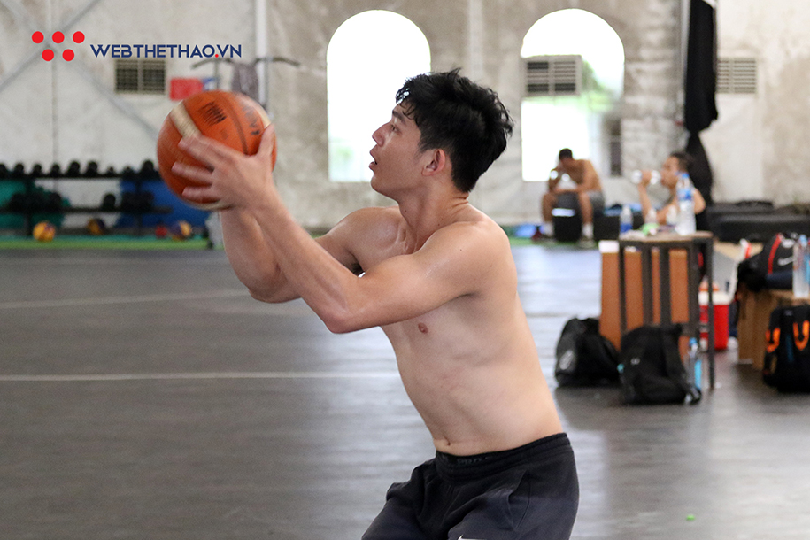 Chris Dierker cùng dàn nam thần tuyển bóng rổ Việt Nam khoe body cực chất
