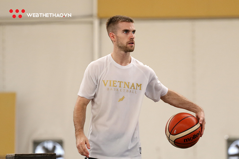 Matt Van Pelt xuất hiện cùng đội tuyển bóng rổ Việt Nam