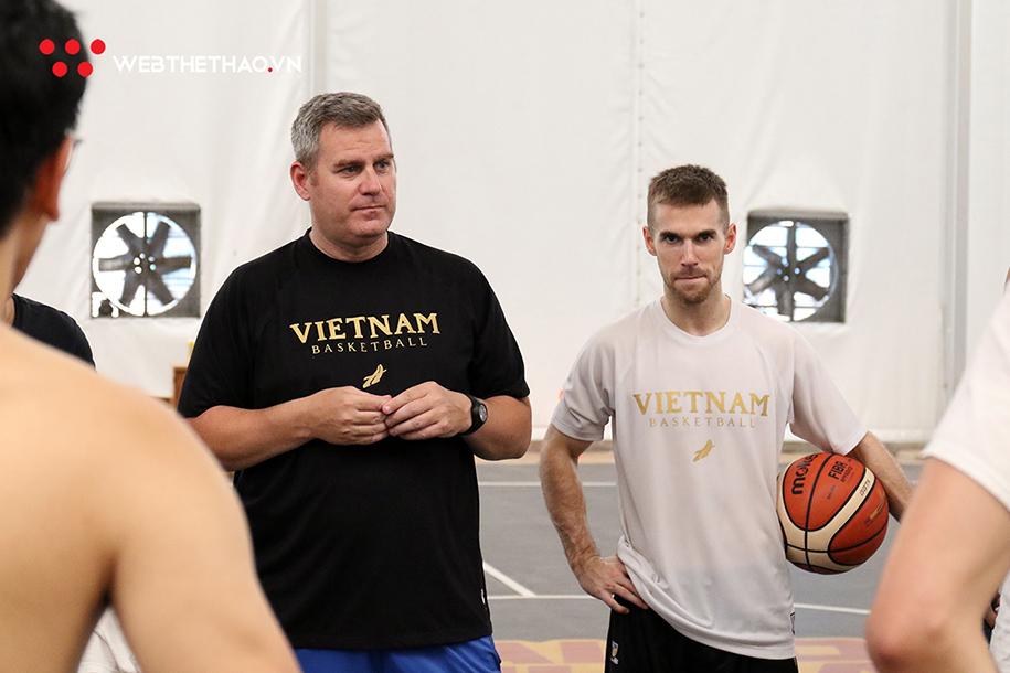 Matt Van Pelt xuất hiện cùng đội tuyển bóng rổ Việt Nam