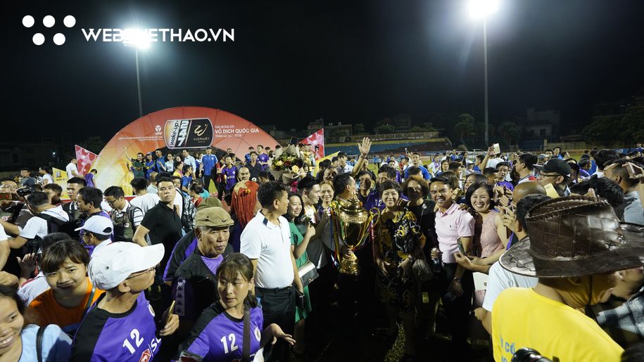 CĐV tràn xuống sân, chia vui với chức vô địch của Hà Nội FC